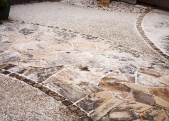 Naturstein für die Terrasse: Auswahl, Aufbau und Pflege