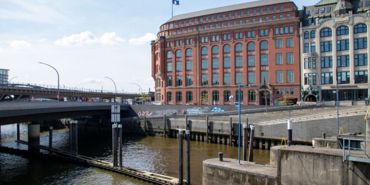 Umzug in Hamburg planen: Kosten & Checkliste 2026
